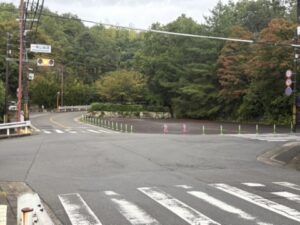 一条山越の交差点(ここを左折)