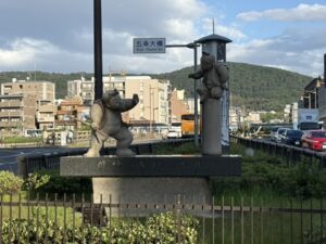 五条通の弁慶と牛若丸の像
