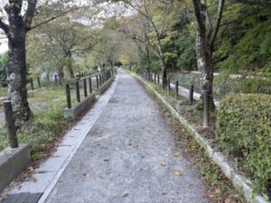 哲学の道の横の広い土の道