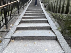 稲荷山の急な上り坂