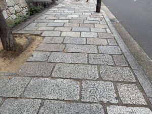 天龍寺前の石畳