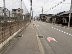 西大路八条の先の八条通の歩道