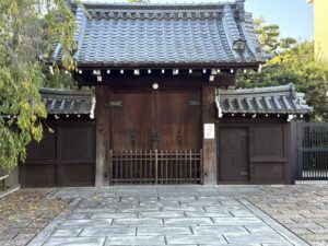 擁翠園の門