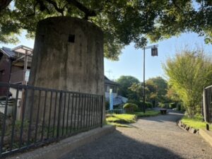 志賀越道の石の円柱（送水管の点検口）
