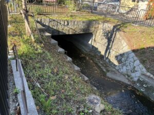 疏水がトンネルに入るところ