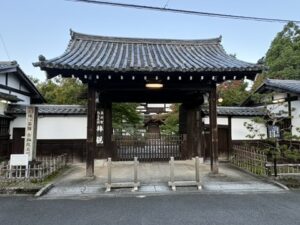 金地院の東照宮の入口の門