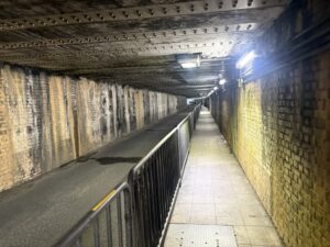 線路の高架の下の通路