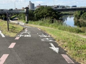 宮前橋の手前を右へ下る道