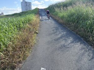 堤防への上り坂