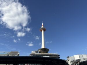 青空の京都タワー