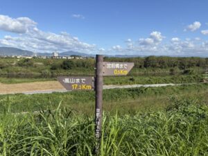 「嵐山まで17.3km」の案内標識