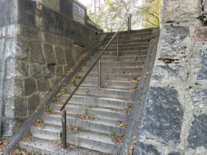 五条大橋の西詰に上がる階段