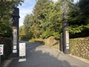 金閣寺の門
