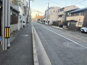 線路の北側の八条通