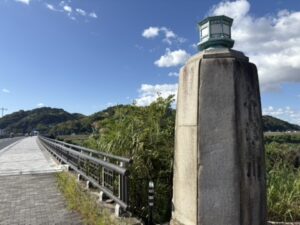 木津川の御幸橋の親柱