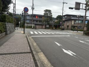 岡崎道(ここを左折して北へ)