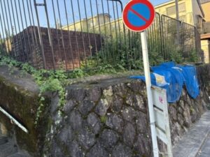 石の円柱の足もとの赤レンガ