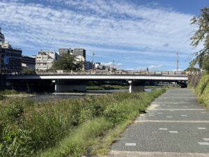 鴨川の東岸から見た五条大橋