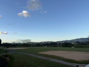 桂川の河川敷の野球場