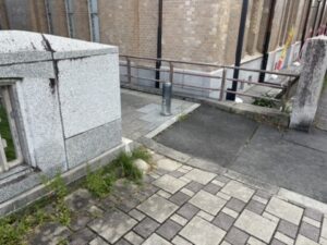 西岸に降りる道