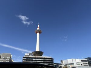 京都駅前から見上げた京都タワー