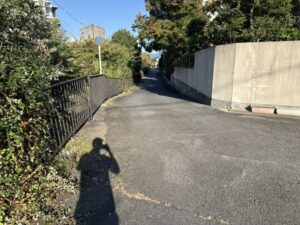 叡電の踏切の先の道