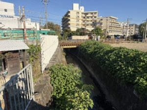 叡山電車の線路の下をくぐる疏水