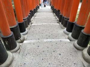 奥社奉拝所の先の下り坂