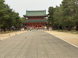 遠くに見える應天門