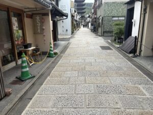 路地から見た八坂の塔