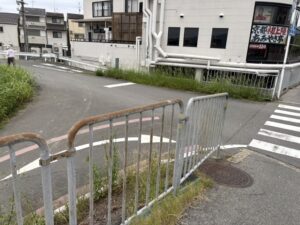 西大橋の西岸から自転車道に入るところ