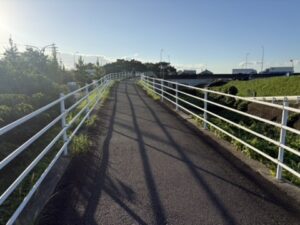 名神高速をくぐる前の道