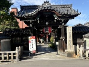 禅居庵 摩利支尊天堂の南門