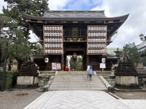 提灯が並ぶ北野天満宮の楼門