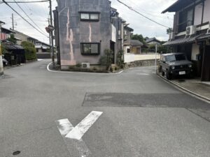 JR花園駅へ向かう道の3つ目のY字路