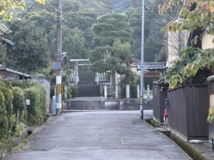 櫻橋の先の坂の上の鳥居