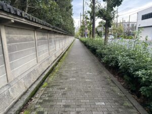 丸太町通の平安神宮の白壁