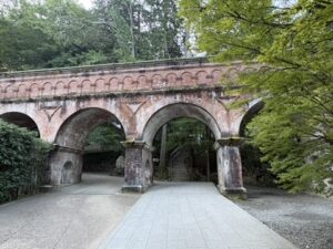 疏水分線の水が渡る南禅寺の水路閣