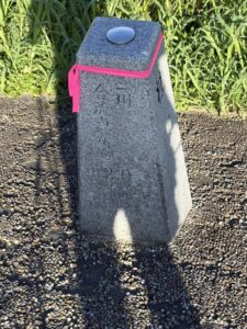 「三川合流点から2km」の距離標