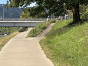 北山大橋の手前の地上に上がるスロープ
