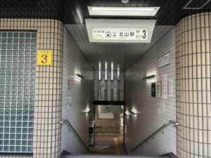 北山門の前の道