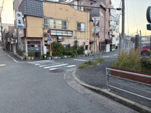 本町通へ向かって2筋目を右に曲がるところ