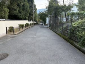 南禅寺へまっすぐ続く道