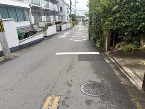 五叉路を右折した道