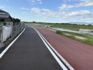 鴨川河川敷のサイクリングロード