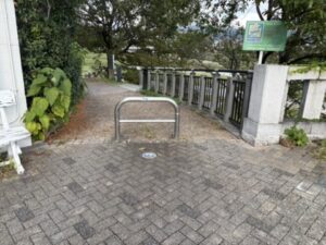 賀茂大橋の西詰から鴨川に降りる道