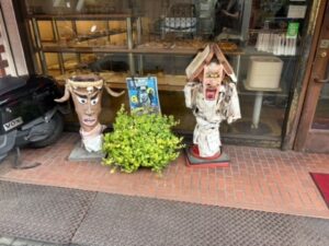 商店の軒先の妖怪