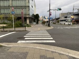 八条通の南側の歩道