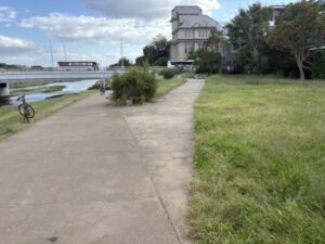 丸太町橋に上がる道
