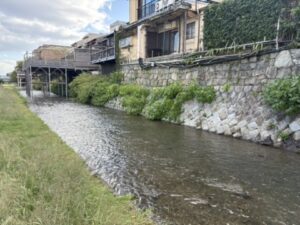 鴨川の横を流れるみそそぎ川